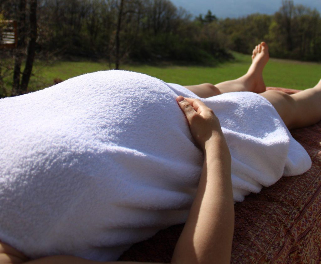 Des soins doux et enveloppants pour accompagner la maternité avec sérénité, soulager les tensions et se reconnecter à soi et à bébé.