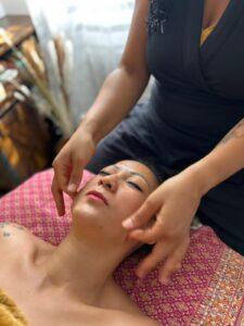 massage essences d’ailleurs gestes doux et enveloppants