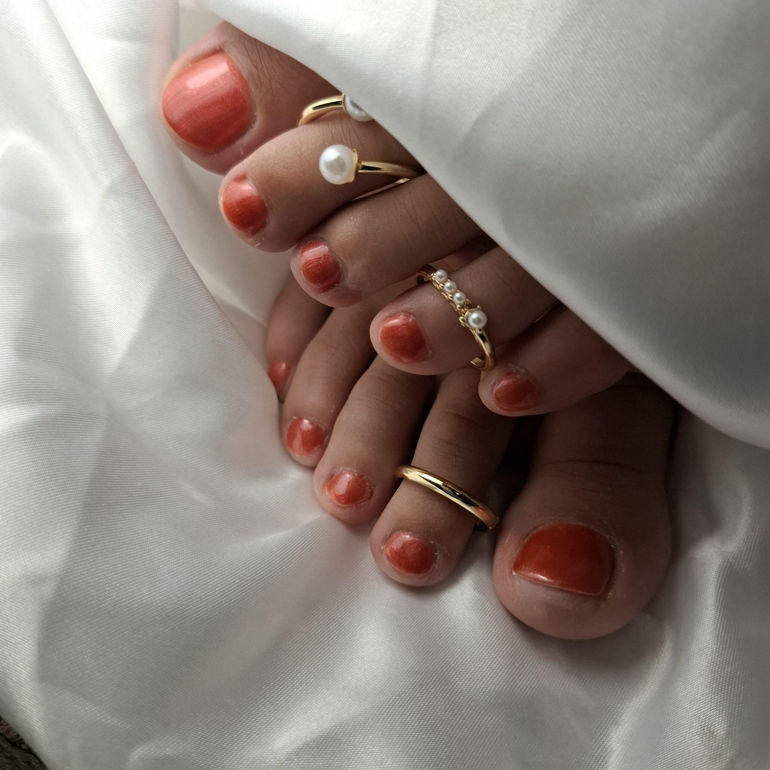 Pieds avec vernis semi-permanent rouge