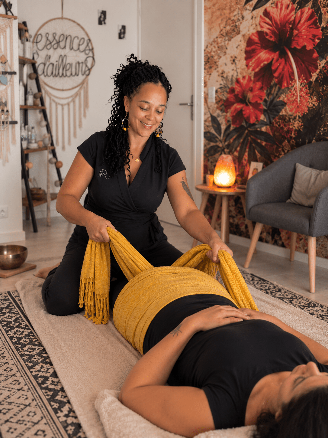 Illustration d’un soin Rebozo au sol avec un tissu jaune