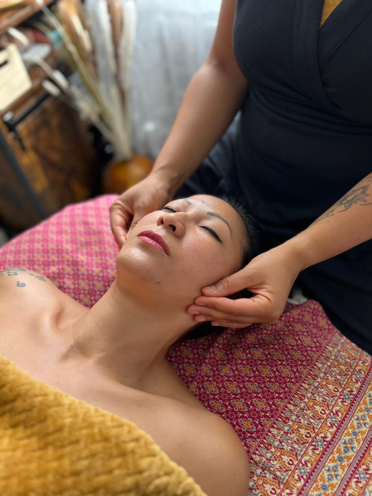 Gestes doux lors d’un massage du visage