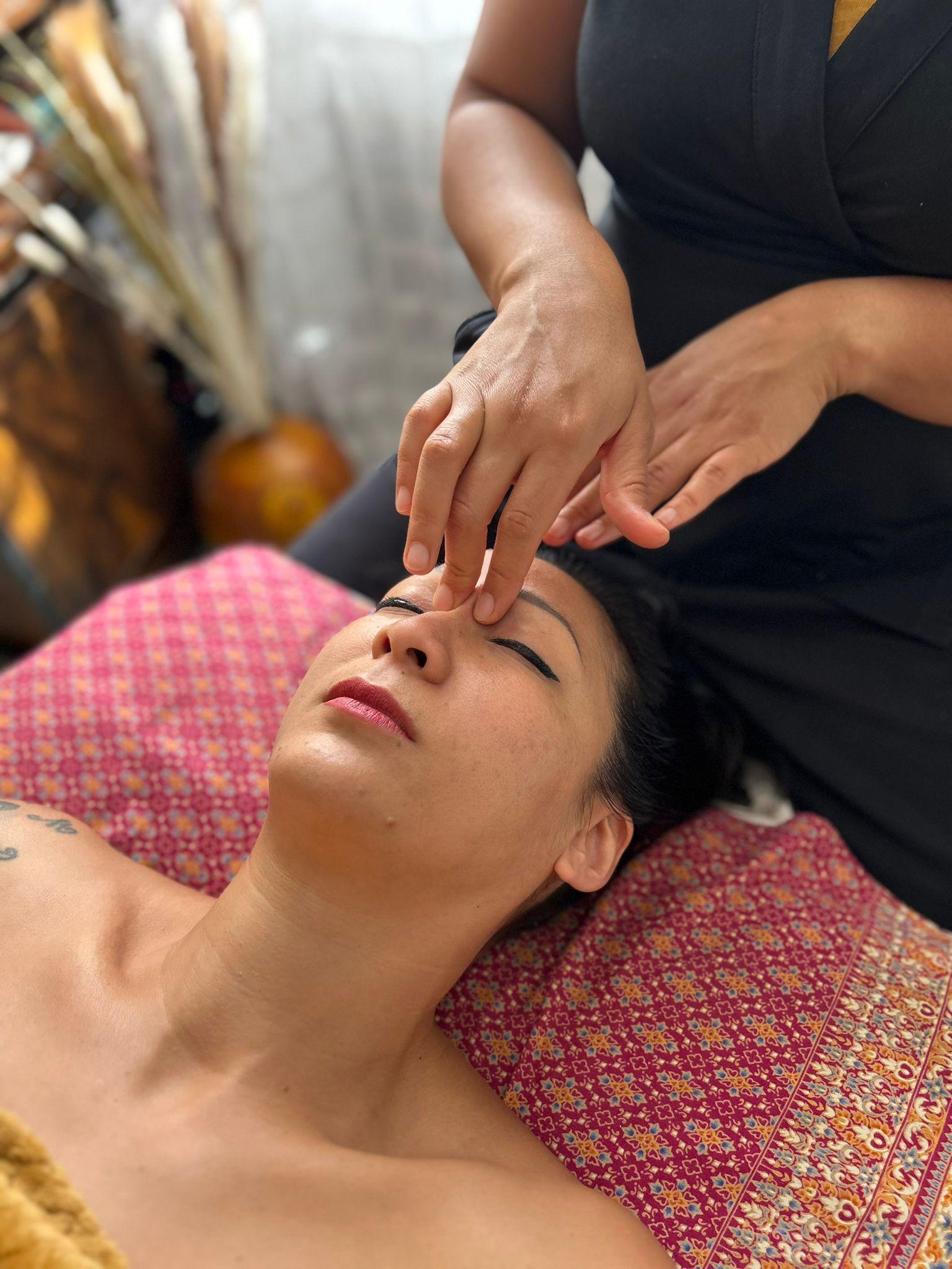 Gestes précis d’un massage du visage inspiré du Kobido