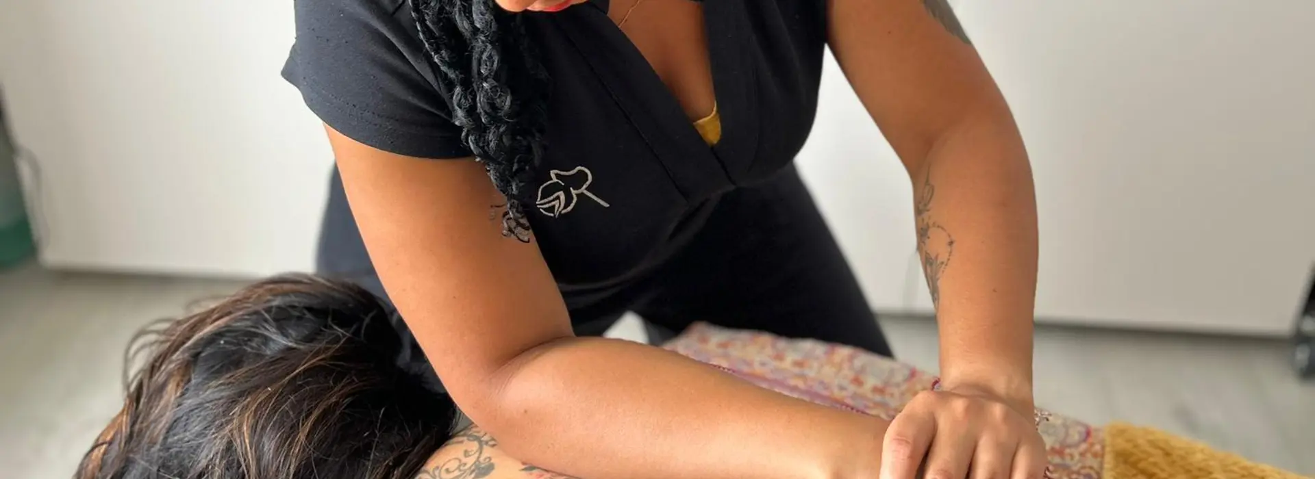 Lysa réalise un massage personnalisé du dos dans son cabinet à Pelleautier, près de Gap.