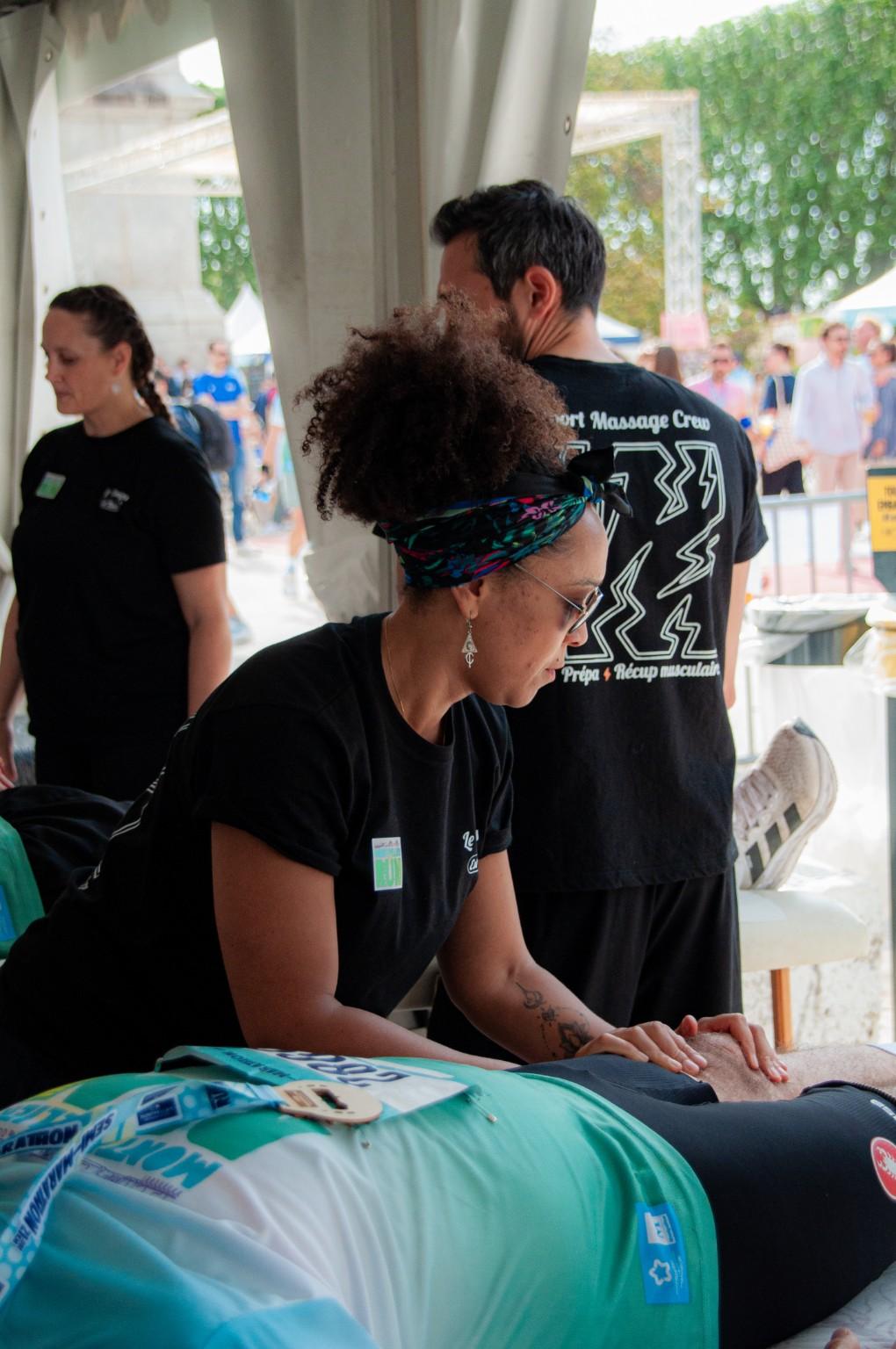 Lysa massant un participant sous un espace couvert