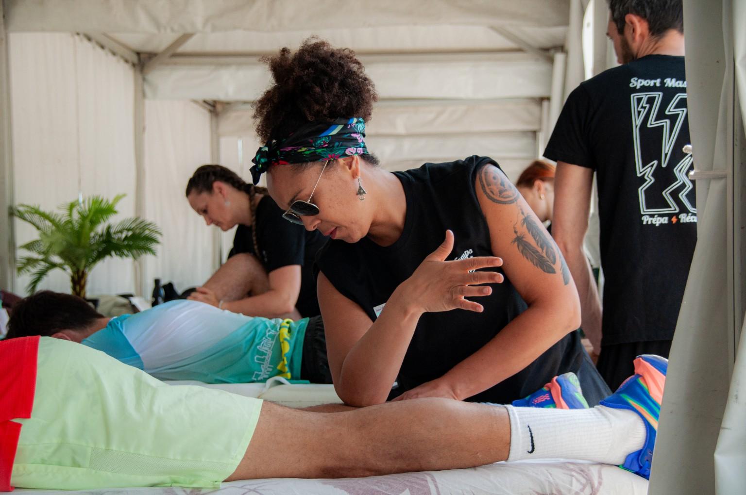 Lysa en pleine pratique du massage lors d’un événement sportif