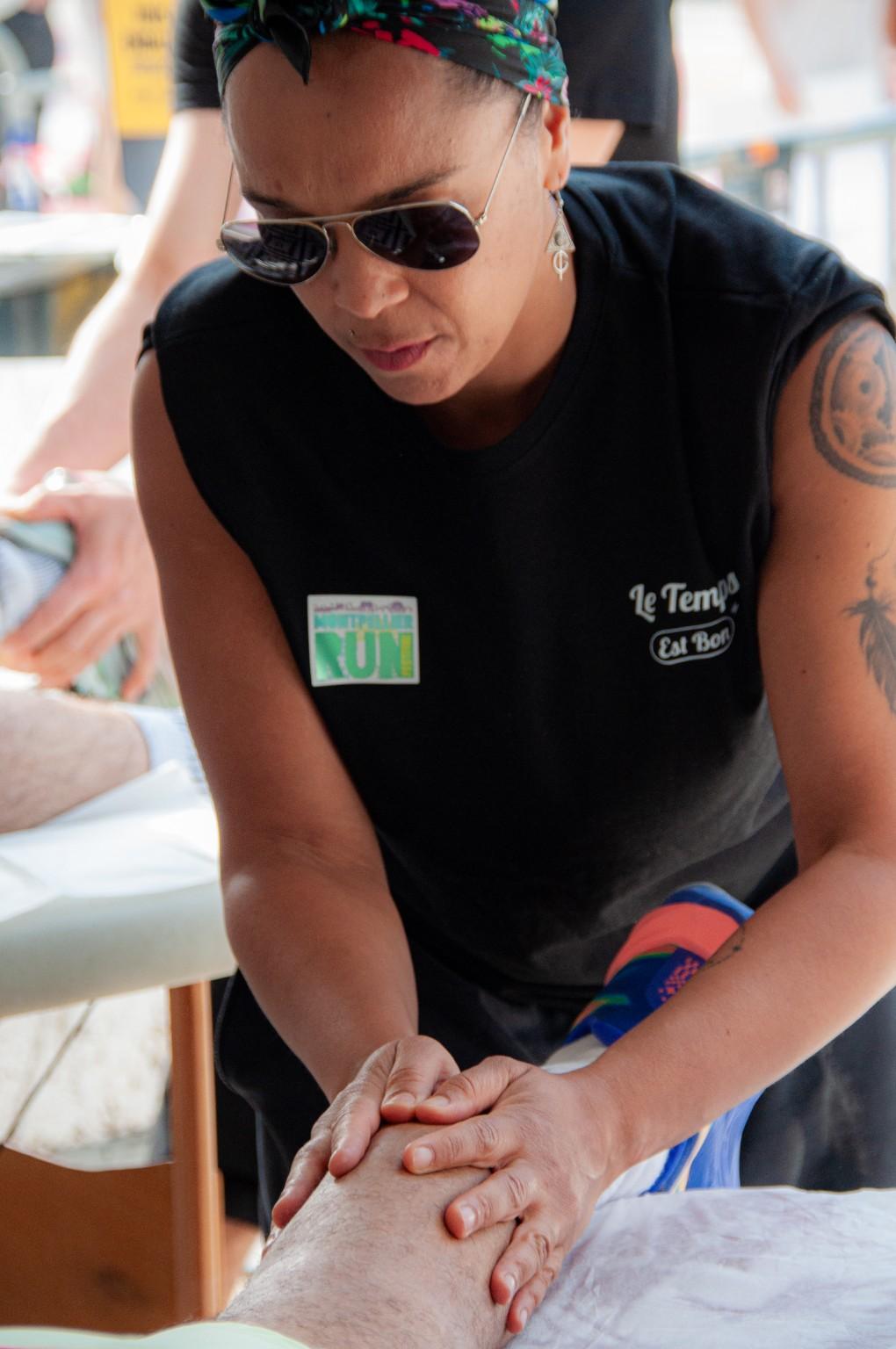 Lysa réalisant un massage lors d’un événement sportif