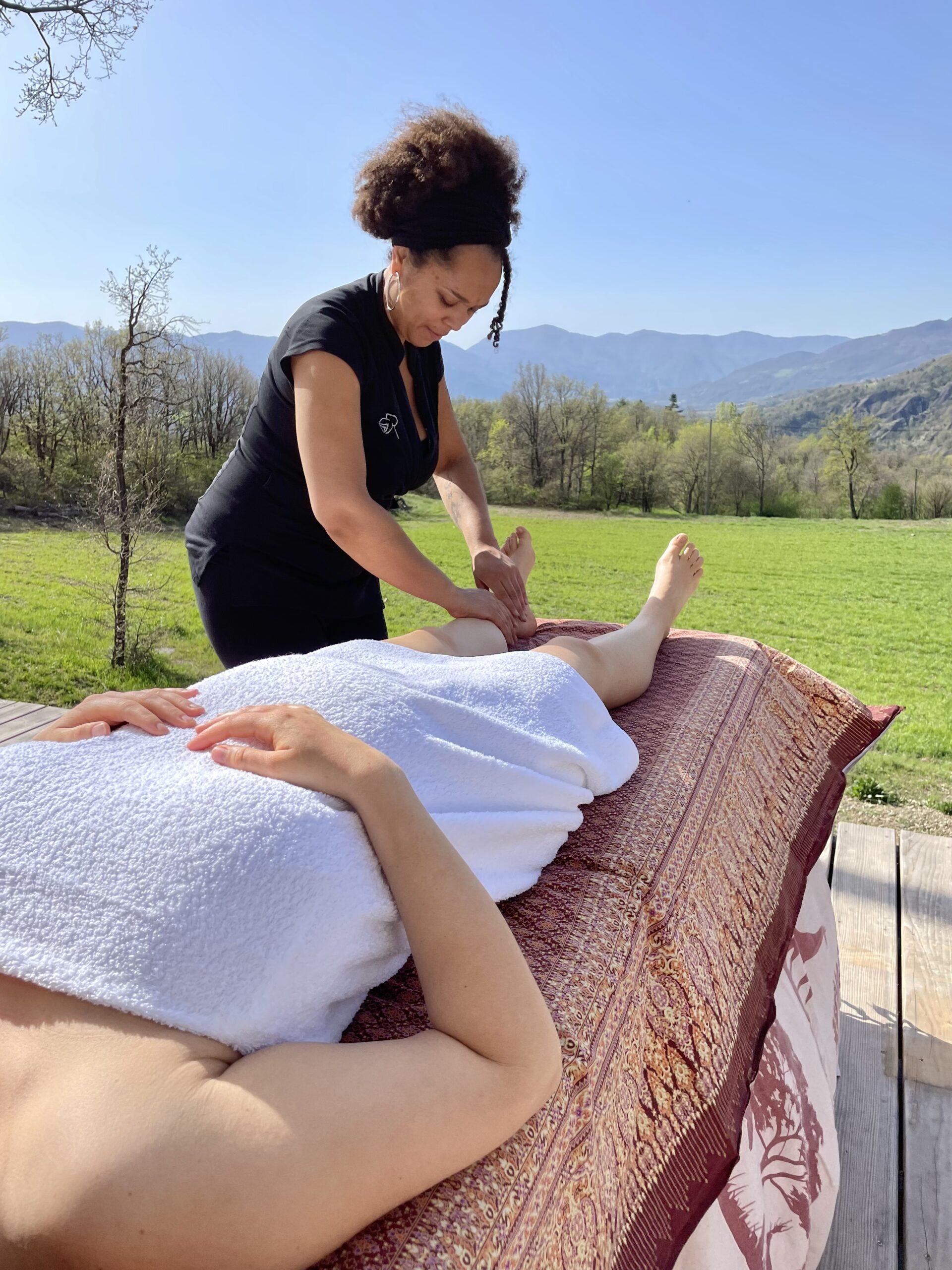 Lysa réalisant un massage des jambes d’une femme enceinte